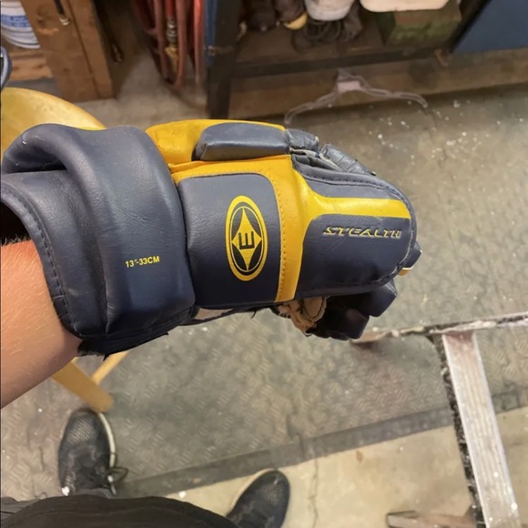 Wilfrid Laurier ice hockey team issued gloves - Picture 5 of 5